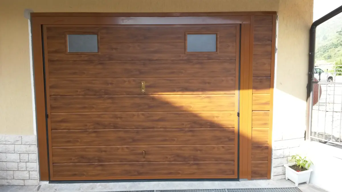 Porta basculante per garage effetto legno con due oblò