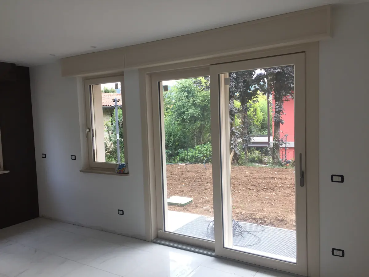 Portafinestra scorrevole e finestra nuove, con cassonetti, in una casa in ristrutturazione
