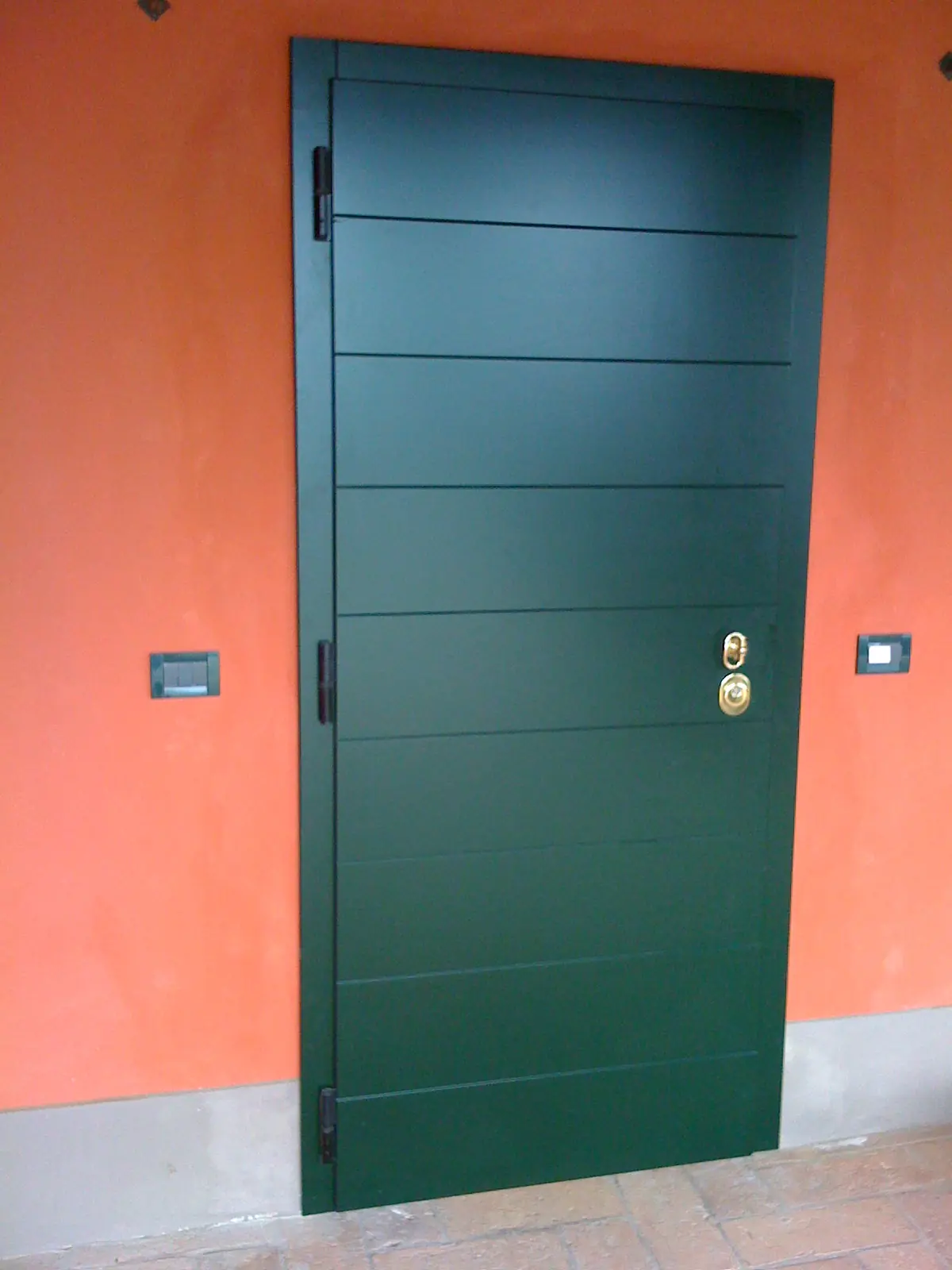 Porta blindata da esterno con pannello a doghe orizzontali verde scuro